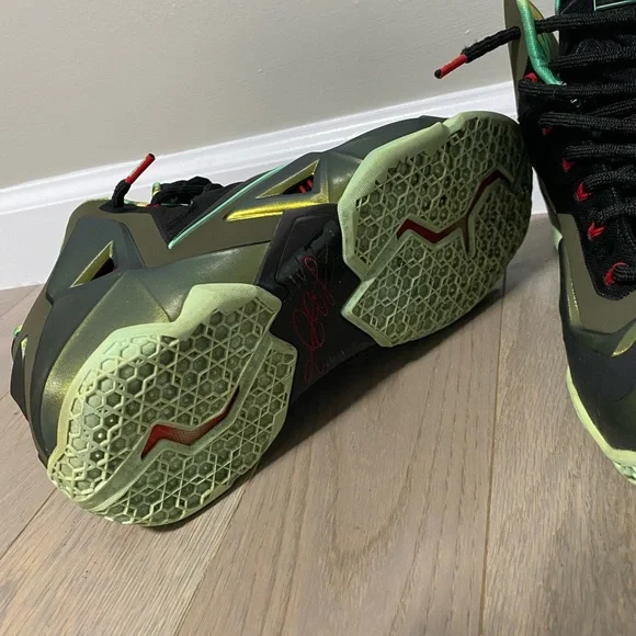 Lebron XI - Picture 6 of 16